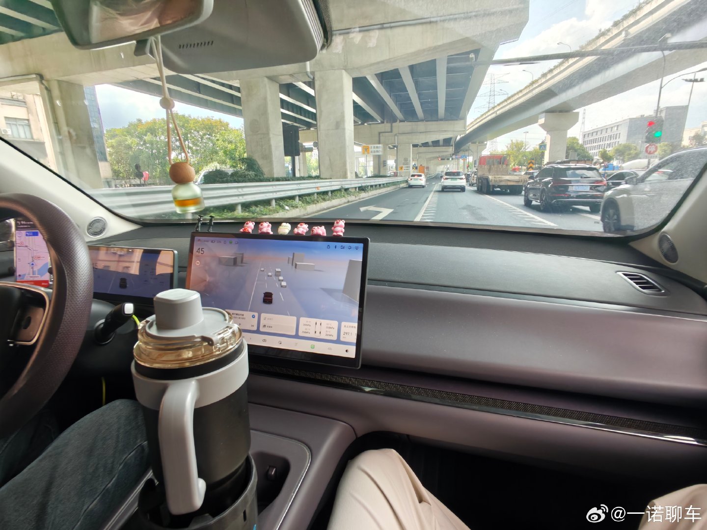 我就喜欢跟网约车司机聊天 
很多都是藏龙卧虎很有意思 
大哥拿去年买的C10跑滴滴 
之前干过很多工作 
还干过二手车长途代驾 

现在一天跑12个小时 
都挣不到1万 
还不算车子的损耗啥的 
这也是为数不多我坐过很干净的滴滴快车 
司机开车也很温和 不会觉得晕车 
今天运气挺好  ​