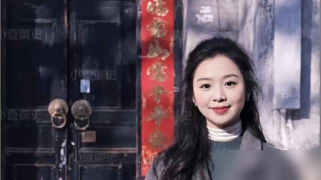 千万粉博主刘雨鑫，最近在福鼎街头啃鸡翅，被路人拍下来了。没带团队，没摆机位，蹲在塑料凳上跟老板砍价。
这人不拍剧本，专挑犄角旮旯的小破店钻。之前顺德拍莫氏鸡煲，老板老莫冲他摆手：你别给我拍太好，生意太忙我做不过来。结果那视频爆了，老莫珠海分店上月刚贴告示，改造升级，暂停营业。火到老板怕接不住。