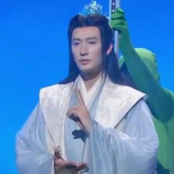 中肯[哈哈][哈哈][哈哈]《这段小品讽刺感拉满，吐槽如今古装演员演技太烂，笑疯叶童》播放量：14万
点赞量：1362 ​