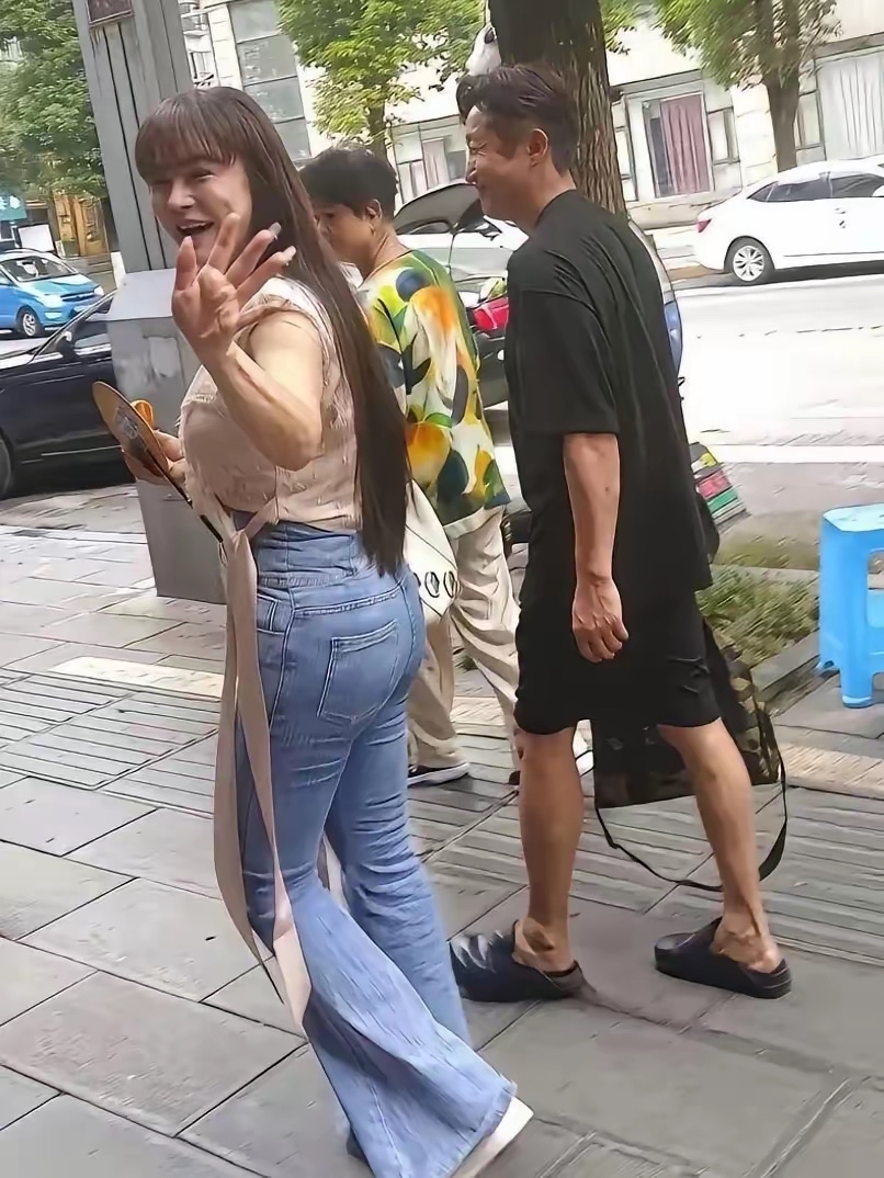 拳王邹市明的妻子冉莹颖，牛仔裤快要撑破的样子，

一、无滤镜生图太真实，身材优势根本藏不住

最近路人随手拍下的街头生图，没有精修、没有滤镜，完全是最真实的原生状态。冉莹颖一身简约穿搭出门，紧身牛仔裤紧紧贴合身形，腰身纤细紧致，腰臀比例非常优越，整条裤子被饱满的身材撑得满满当当，视觉上看着快要被撑破