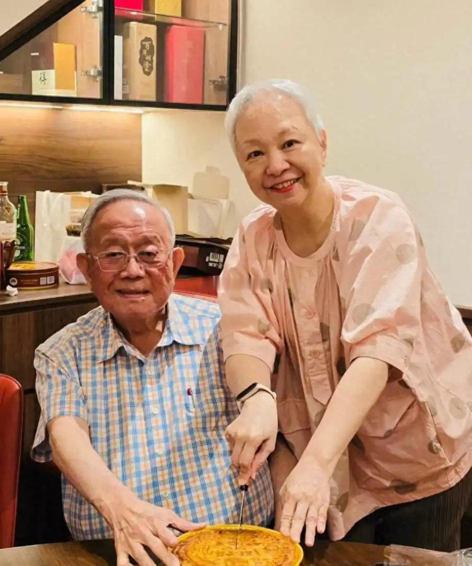 三代同堂，钟镇涛68岁前任香港玉女陈秋霞晒出45周年合照，携手83岁富豪丈夫一起 ​