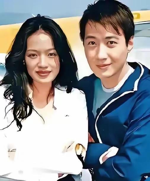 1998年，舒淇跟黎明拍《玻璃之城》在一起。这段关系走到2005年，散了。当时有媒体称，黎明的父亲嫌弃舒淇的出身，反对两人恋情。同一时期，舒淇在2004年接受电视台专访，讲了自己早年拍三级片的经历。据报道，黎明知道后大怒，原话是“以前你是一个人做这些事，而现在是我们两人在一起”。这件事被写成两人分手