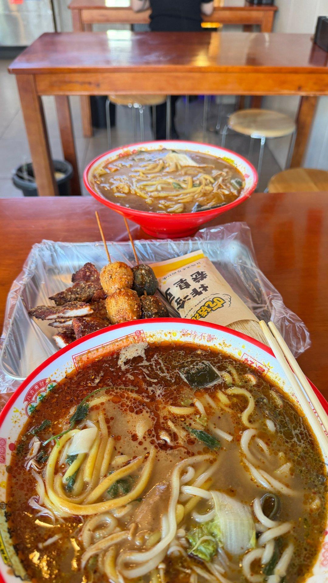 我早上睡醒刷到薛然今天吃的冷面夹臭豆腐，我直接打开美团搜索附近有没有卖的，刷到了这家，好，又有麻辣烫，又有炸串，又有冷面夹，一看才7公里，两个人一拍即合，ok骑上小电驴出发[开学季][开学季]两个大馋嘴来回骑一个小时就为了吃碗麻辣烫[爱慕][爱慕]这肥怎么减[污][污]  ​