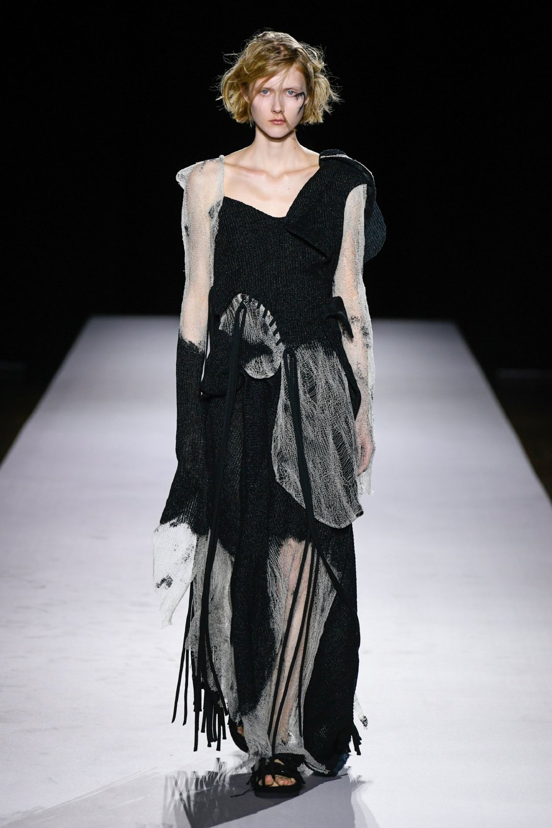 Yohji Yamamoto Spring/Summer 2027

山本耀司的黑 

#大秀直击##时装周##巴黎时装周# ​