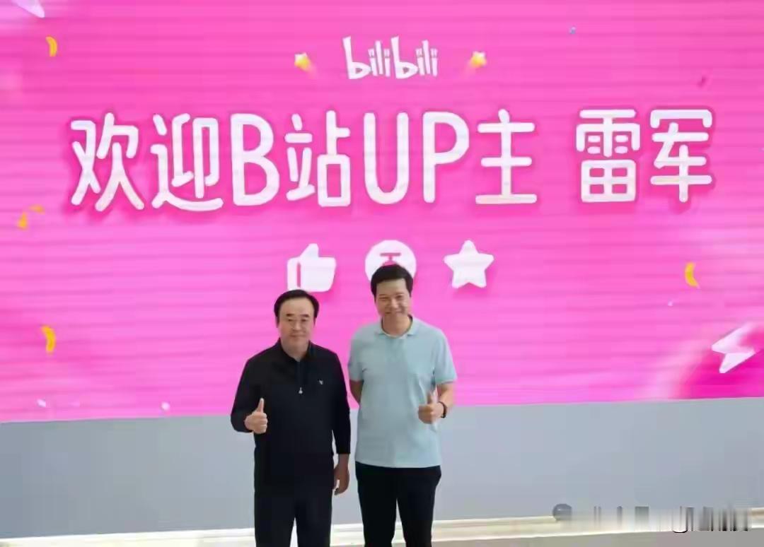 雷军到访宇树科技，现场抬脚和人形机器人“过招”，一脚踹过去，机器人往后退了几步，稳稳站稳，这段短视频迅速在全网传开。
 
9月14日，雷军来到杭州宇树科技，创始人王兴兴全程陪同。展厅里面，机器人轮番展示武术动作、毛笔书写等项目。最抓人眼球的，就是这场即兴的稳定性测试。没有提前彩排太多花哨动作，简单一