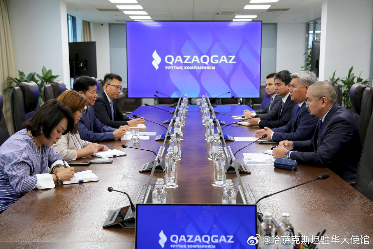 据哈萨克斯坦国家天然气公司（QazaqGaz）新闻处发布的消息，该公司日前与中国企业就哈萨克斯坦天然气领域合作前景进行了探讨。QazaqGaz董事会主席阿里别克•扎马沃夫（Alibek Zhamauov）会见了山东钢铁集团旗下山钢资本控股（深圳）有限公司及中国国源集团的代表。
会谈期间，双方围绕哈萨克斯坦天然气 ​