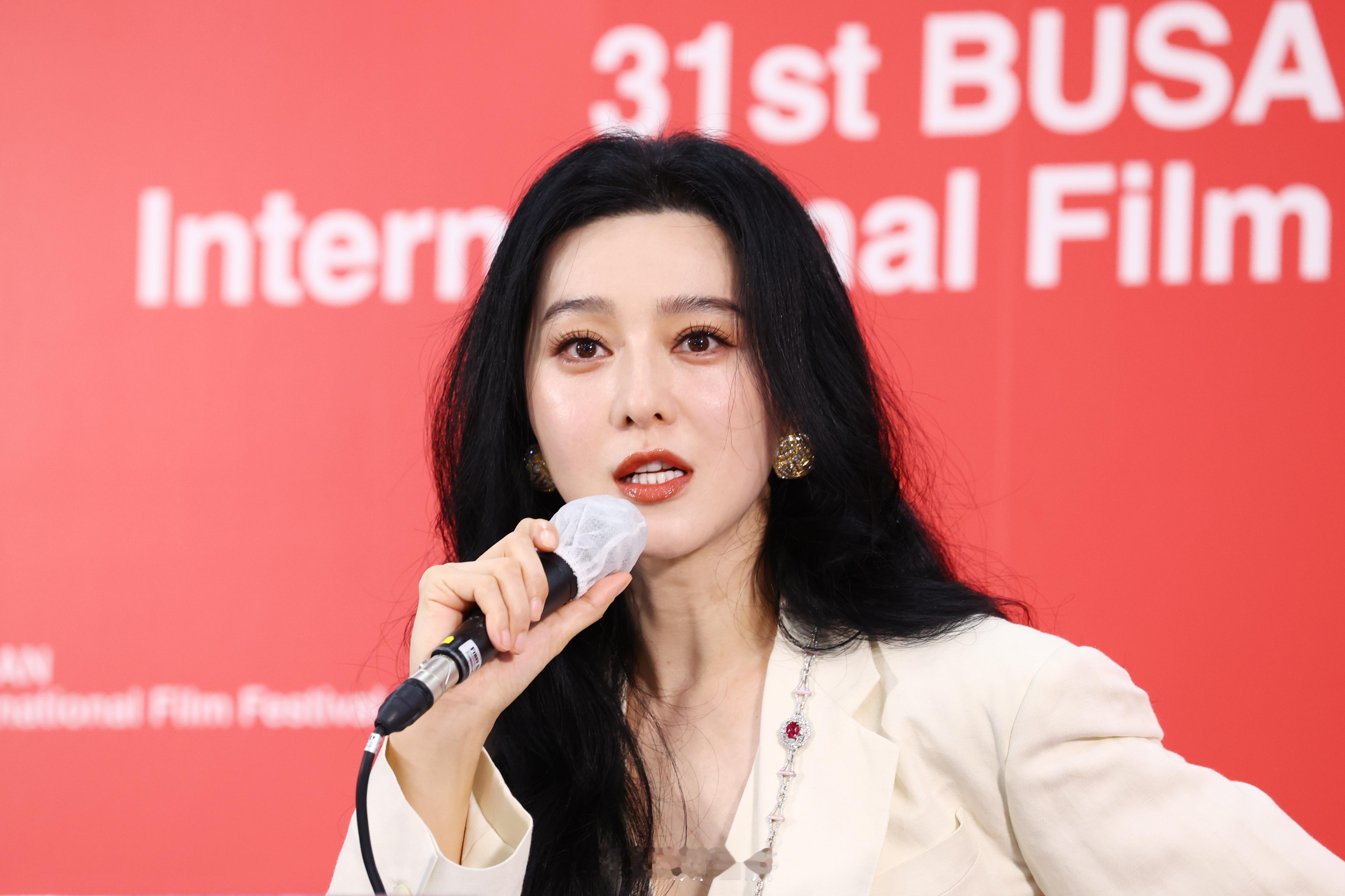 【范冰冰：AI无法取代演员 真实情感与人生阅历不可复制[点赞]】“每当挑战一部新电影，就像打开一扇新的窗户，我总能透过这扇窗发现新的乐趣和可能性。”

7日，中国演员范冰冰在第31届釜山国际电影节记者会上表示，作为中国演员，长期以来与不同国家的电影人合作。不同国家在电影语言、创作方式和艺术 ​