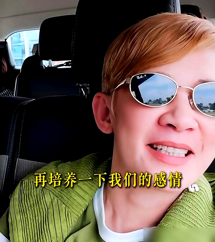 吴君如录完《花少》直接开骂：这哪是治愈慢综，分明是高级打工。连跟室友殷桃都零交流。
说是零剧本、全陌生人，结果每天高强度赶行程，镜头怼着脸拍。她自曝节目组把导游投票那段全打码了，正片里根本看不见。
先导片还搞个丑话说在前，让嘉宾自爆雷点。看着挺真实，结果播出来全是剪辑过的冲突。有观众说松弛治愈，