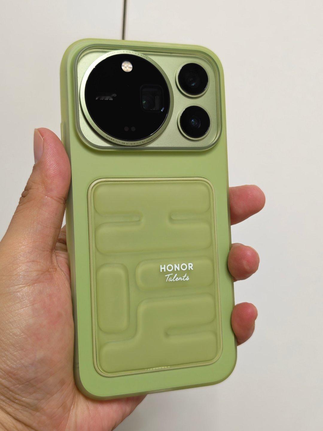 #荣耀Magic9续航实测登顶#荣耀Magic9 Pro Max这续航很牛啊，都超过10个小时了，重度玩一天问题不大！ ​