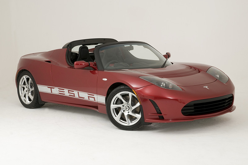 特斯拉这次带腾空功能的Roadster，说穿了根本不是能日常通勤的飞行汽车，就是个靠和SpaceX联合开发的冷气推进系统撑起来的大玩具。
它靠碳纤维高压储气罐释放压缩空气产生推力，也就完成个几秒钟的短时起跳、空中翻转，根本做不到长时间空中巡航，和国内正在推的eVTOL电动垂直起降飞行器完全是两条技术