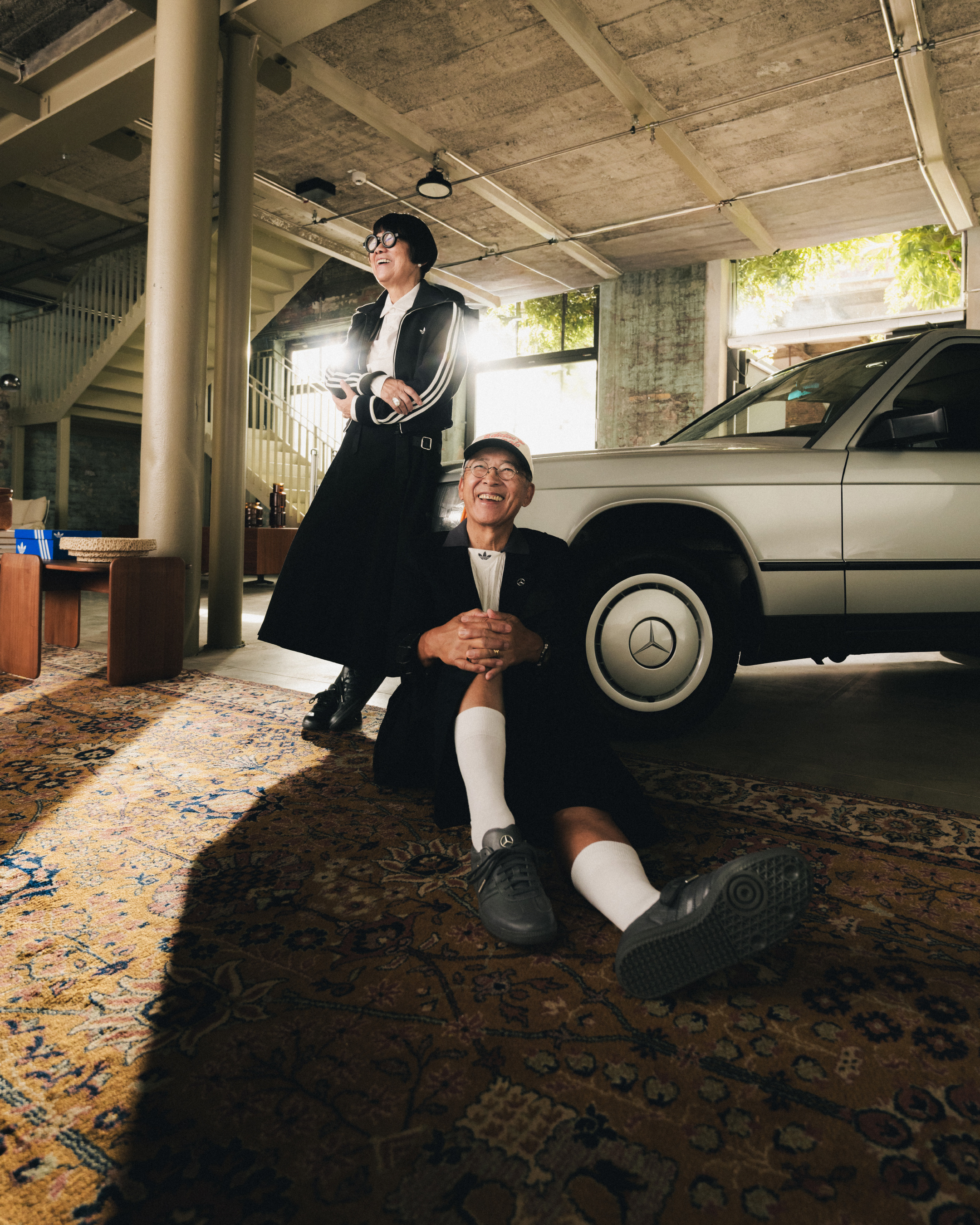 #WonderInfo# 
梅赛德斯-奔驰与adidas携手推出adidas Samba OG x Mercedes-Benz联名鞋款，进一步深化双方的合作。这款限量版鞋履融合了两个品牌鲜明而独特的品牌基因，标志着双方战略合作伙伴关系正式启航，未来双方还将共同推出一系列精彩项目。今年1月底，梅赛德斯-奔驰在全新S级轿车全球首发之际， ​