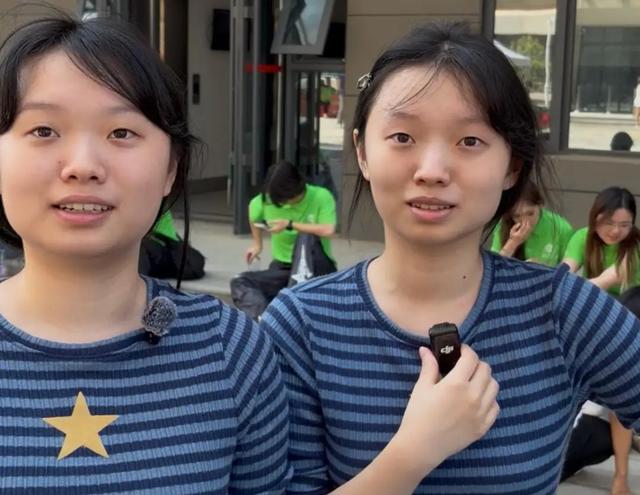 9月12日，极目新闻在武汉理工大学军山校区迎新现场采访到一对双胞胎姐妹新生，姐姐谢宜廷高考691分，妹妹杨宜可高考692分，两人同被产品设计专业录取，还成功选到了同一间寝室。

先看这组数字。691和692，差一分。这不是巧合能解释的。双胞胎之间那点说不清的默契，连考试都能踩着同一个节奏走。姐姐学的