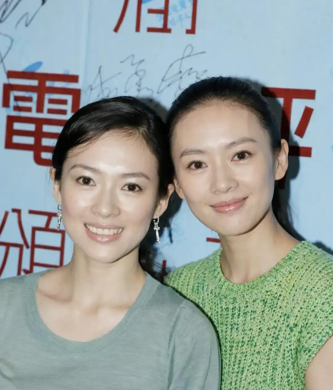 娱乐圈最让人怀疑自己是不是突然脸盲的同框，绝对得算章子怡和童瑶挨在一起的那一刻。
平时各演各的戏，不少人总觉得“小章子怡”这个标签多少带点噱头，毕竟两人年纪差着好几岁，发展赛道也完全不同。
可当她俩真并排站在一起，哪怕个头高矮稍微有点差距，那种视觉冲击还是挺让人意外的。
真不是妆容的锅。
只