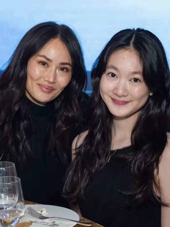 李小鹏一家参加慈善晚宴，14岁女儿奥莉变化大，太像妈妈李安琪了 ​