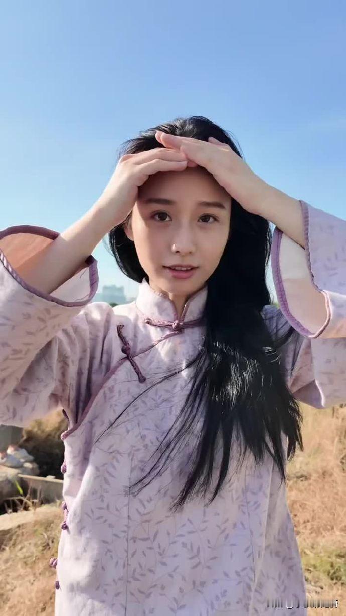 潮汕女生结婚早其实很正常，本身也到了适婚年纪。况且人家从未透露过自己的私生活，之前也没有说要进入娱乐圈，不必过度拿来讨论。