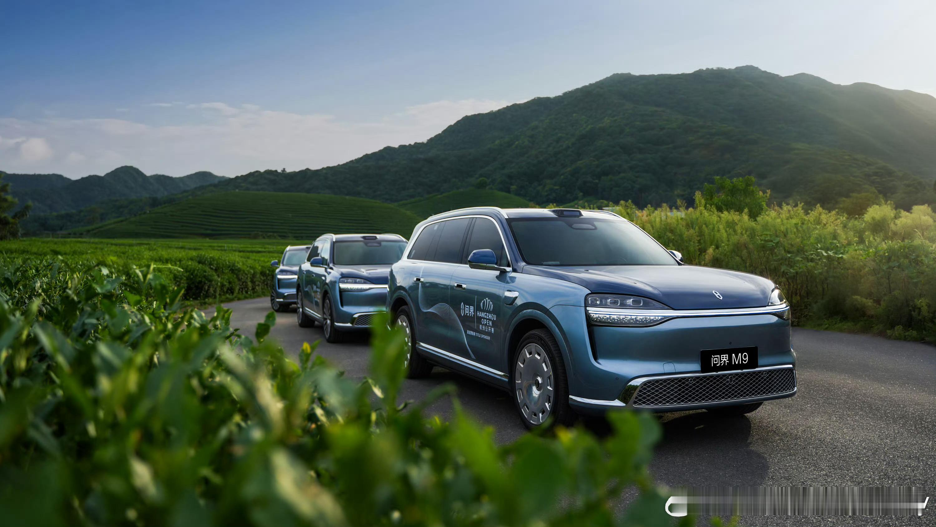 当全新一代#问界M9#穿行于西湖胜景与城市繁华之间，以从容姿态，共见领世风度。科技与体育的跨界交融，在这一刻完美共鸣。

同场，即是最好的开场；挥拍之间，自有风度。🥎

#问界汽车#正式携手，开启ATP中国赛季！作为2026问界杭州网球公开赛官方指定用车，全新一代问界M9将全程 ​