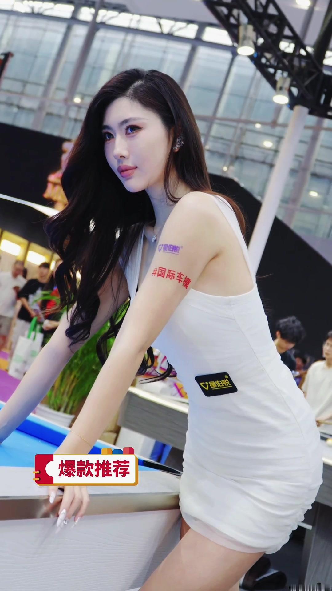 重庆车展的车模有多绝？👀镜头扫过全场，每个车模都自带高光，有的清冷御...