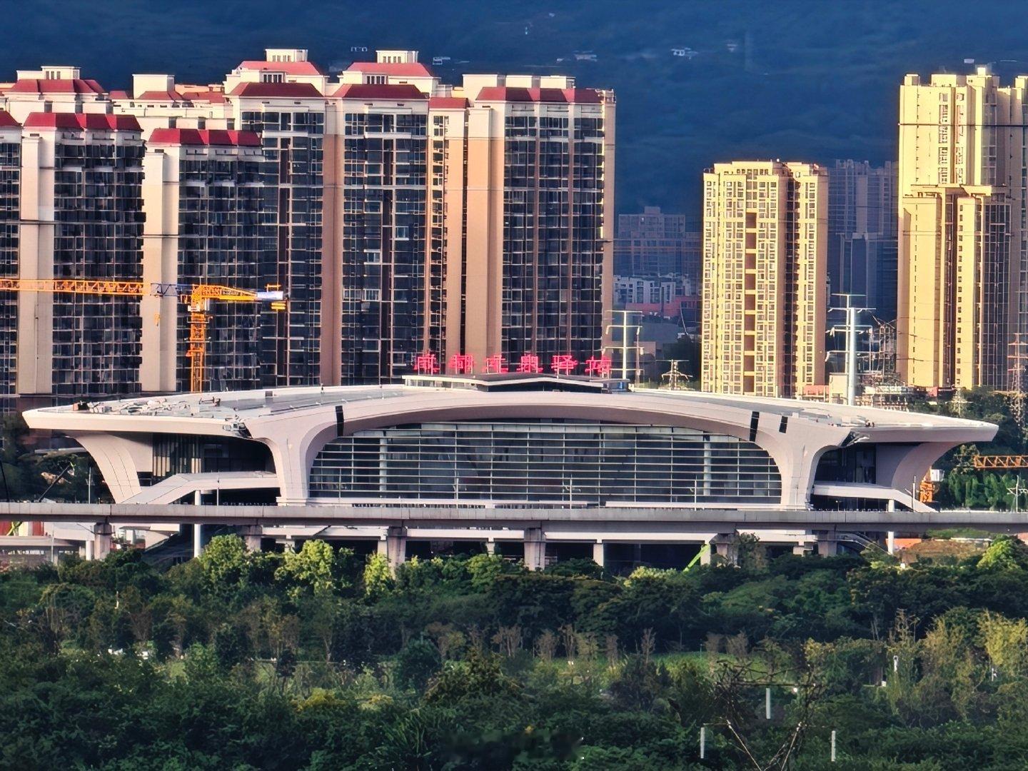 成都龙泉驿火车站已经修好了，地铁2号线东延线重新接通，应该也快了吧！[666]  ​