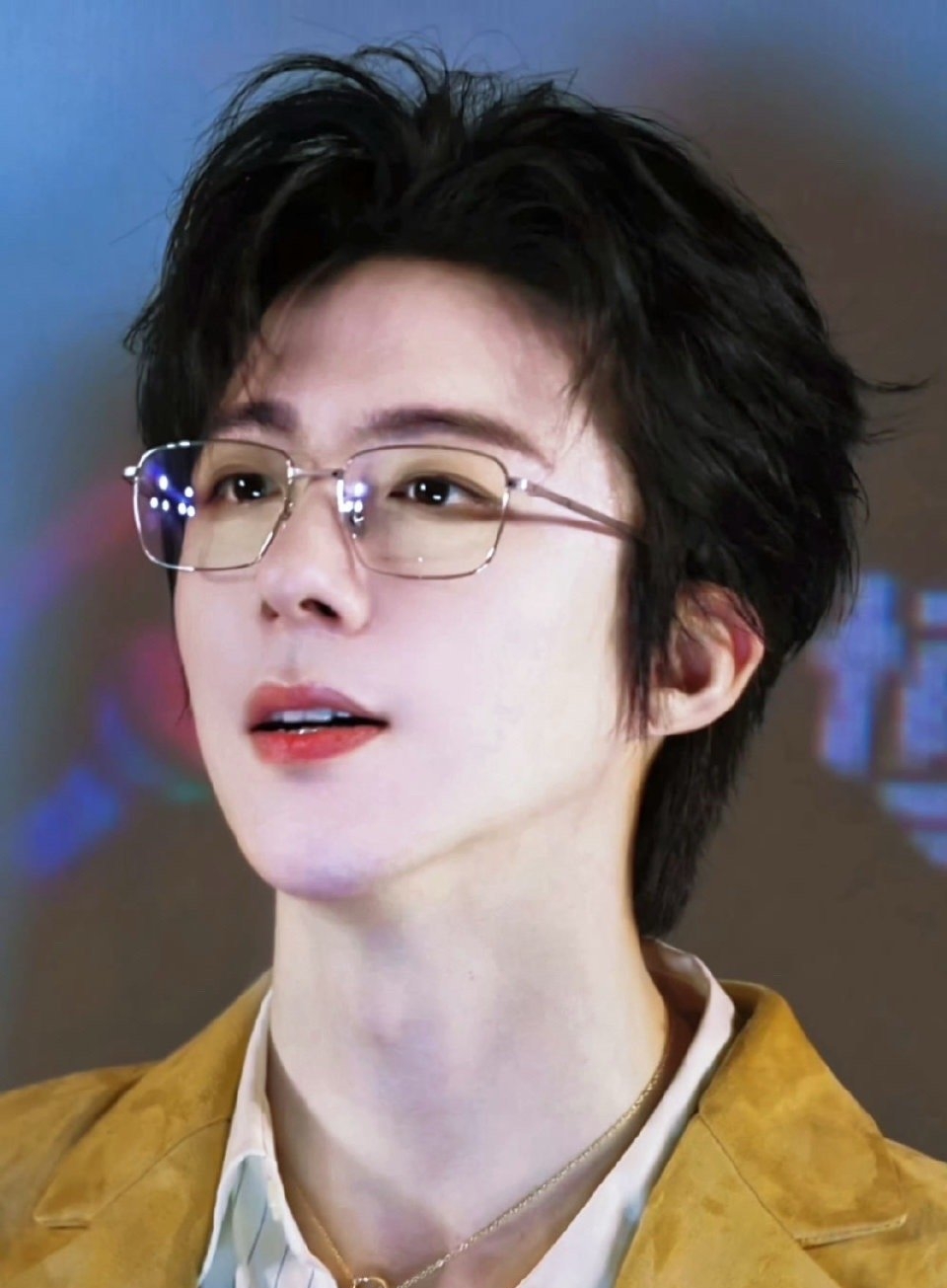 主持人问刘宇宁：“你说你从小就想做演员。当你真的成了演员之后，跟你当初想的一样吗？”

刘宇宁听完，笑了一下，然后摇了摇头：“不一样。差挺多的。”

“小时候想当演员，想的是古装、武侠、大侠。”他提过自己年少时练过武术，对古装题材一直有执念，每次换上古装造型，就有一种莫名的仪式感，仿佛真的置身于侠客