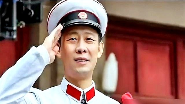 开拍前跟着李雪健去见90多岁的原型，张译为国庆档《神探之痕迹》彻底交了底。

他演的崔寻，背后是我国首席枪弹痕迹鉴定专家崔道植。老爷子手把手教他看弹道，临走塞了九个字：听党话、感党恩、跟党走。张译转头把这经历写进《人民日报》副刊：“这九个字，让我终于望得见他了。”

看张译演警察，从不靠那身警服撑场
