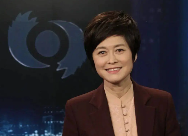 敬一丹曾在书中爆料一件秘事，她当年主持过一期揭露东莞色情服务的节目，审片时大屏放出妙龄女子着装单薄的片段，她坚持必须遮脸虚化，让她和导演发生了争执。
 

2014年2月9日那天晚上，央视《焦点访谈》播了一期让全网上头的节目，叫《管不住的莞式服务》。
 
记者在广东东莞中堂、厚街、黄江一带暗访，拍到