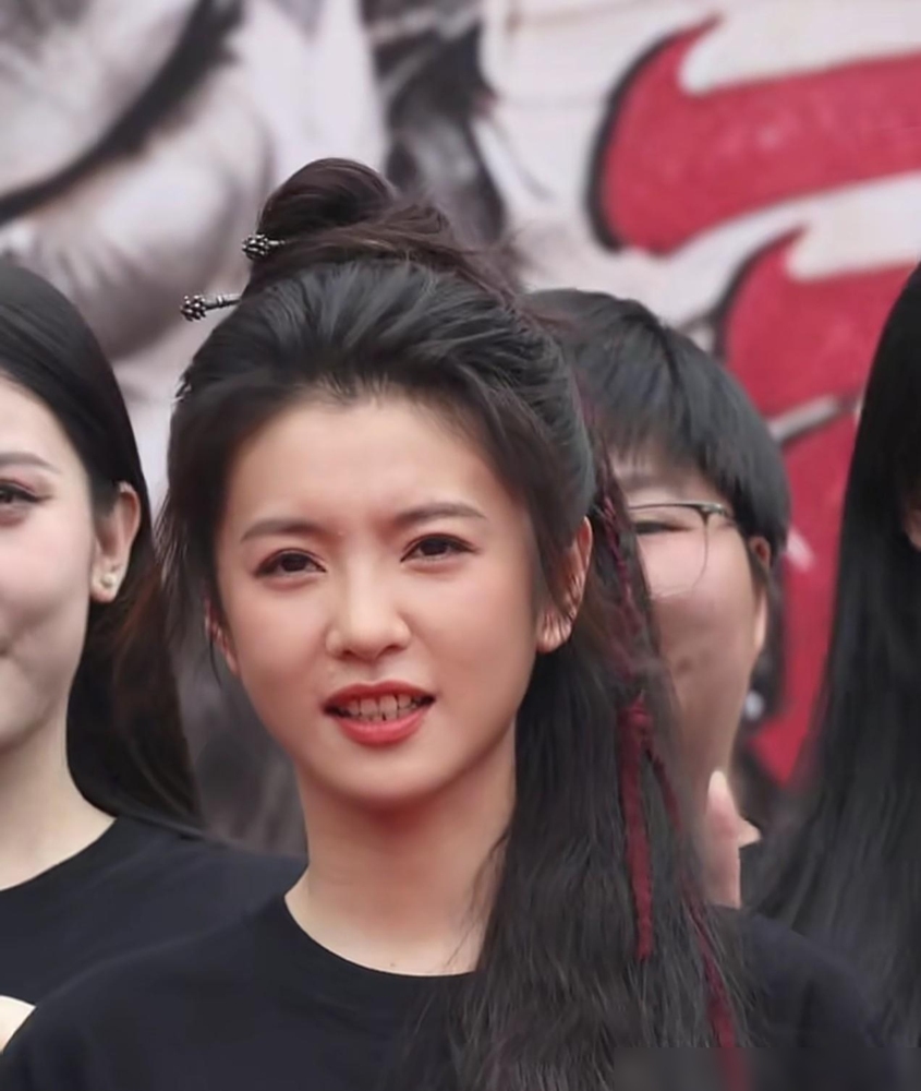 老天爷拿尺子精修的脸，居然是越剧一级演员？
李云霄是浙江小百花越剧院的吕派花旦，唱功身段功底扎实，拿过白玉兰戏剧新人主角奖，主演的《陈三两》拿下去年全国专业剧场戏曲票房冠军，越剧舞台早就是顶流。
之前跨界影视就拿了百花奖最佳女配提名，她把越剧功底揉进影视表演里，这次《河东小镖师》开机，是她第一次