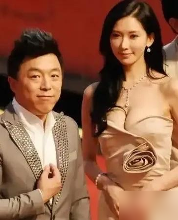跟你拍完吻戏，林志玲吐了一个月！
黄渤没惯着，当场冷脸反怼小S尖酸刻薄。事实是啥？当年拍《101次求婚》，那场亲密戏根本不是按头拍的，全是林志玲主动要加的。
戏外女神不仅没吐，还四处放话，如果黄渤单身，自己绝对嫁给他。不管私下还是录节目，只要黄渤在，她满眼都是星星。
凭啥这么迷他？你看俩人搭戏