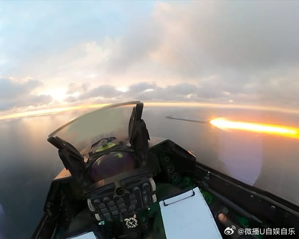 罗马尼亚公布空军的F-16战机飞行员发现、识别并摧毁了两架未经授权进入该国领空的无人机的图片。
#特朗普称希望见到普京##乌克兰要报复俄罗斯##俄罗斯石油码头遭乌克兰袭击##泽连斯基要求欧盟再给700亿#  ​​​#特朗普否认限制乌军使用星盾# ​