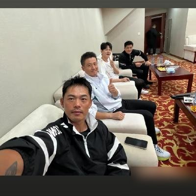 林丹一张自拍，把国羽最后的辉煌炸出来了。
鲍春来、蔡赟、傅海峰，四个人往镜头前一站，评论区直接变成大型考古现场。球迷翻出十几年前的比赛录像，那时候男单决赛是内战，男双决赛也是内战，拿亚军都算爆冷。
再看现在，汤姆斯杯丢了，世锦赛男单连续几届颗粒无收。林丹早说过，现在年轻球员训练水平更高、技术更细