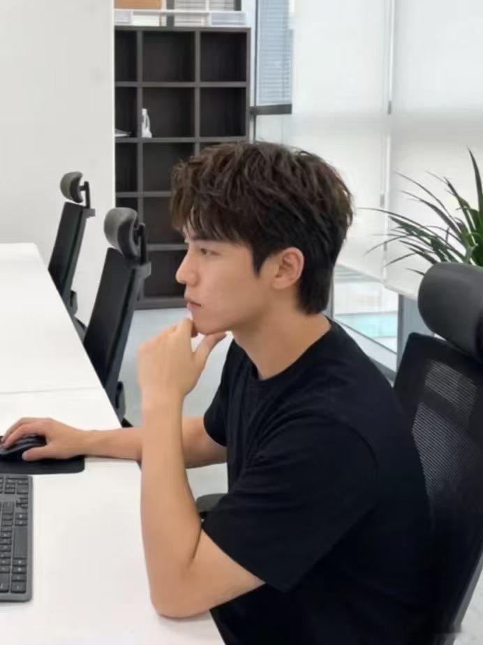 推荐一名98年男嘉宾💙💙💙：
出生年月:1998年天秤座(风象)
身高体重:183cm/73kg
学历:985硕士计算机科学
工作:毕业后进入成都某政府机关工作，负责政策研究与项目协调，工作稳定且有成就感。
月收入2万+
基本情况:成都高新区一套140m2三居室，全款无房贷，客厅带落地窗俯瞰城市景观。另有一套城 ​