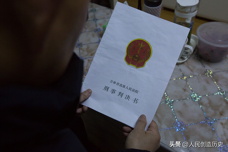 为什么真正的冤假错案很难翻案
之前看了不少平反的经典冤案案例，一直纳闷既然当事人明明是无辜的，为啥平反动辄要耗个五六年甚至十几年，根本不是大家想的“拿出疑点就能直接改判”那么简单。
其实不是司法机关不想纠错，是实打实的门槛堆在那。最核心的问题就是时过境迁，原始证据早
