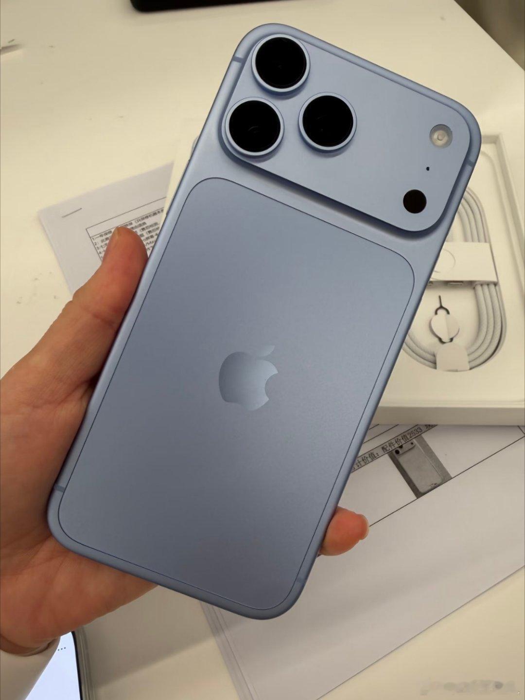 #iPhone18Pro被曝砍单# 据报道，受存储芯片成本大涨影响，苹果上调iPhone 18 Pro、Pro Max售价，市场需求随之走弱，苹果已通知部分供应商削减两款机型零部件生产。供应链消息，10月零部件订单相较原计划削减15%‑20%。今年苹果调整发布节奏，秋季只上线高端机型，标准版iPhone 18与iPhone Air推迟至明 ​