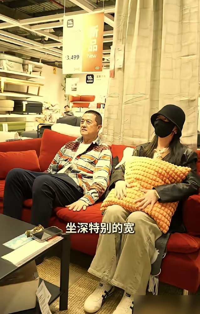 戴口罩挑家具被认出，竟然是李嫣。李亚鹏站旁边，眼神全在她身上。
20岁，175的个子，伦敦金史密斯学院学艺术设计。刚回国没几天，8月1号还穿着绿T恤在嫣然天使基金夏令营当志工，坐台下看表演，被李亚鹏点名才起身挥手。
镜头里唇裂痕迹早不明显了，清冷那劲儿，真像王菲。
这个基金会20年，实打实帮了