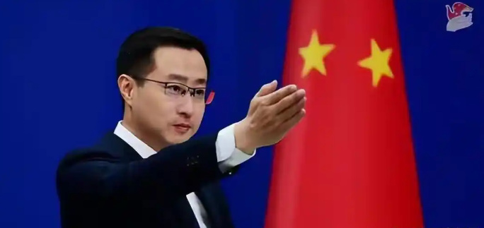 不管普京政府有多不服气，俄罗斯都得清楚，中俄跟之前不一样了！俄罗斯真正需要接受的，不是中国是否压过俄罗斯，而是一个更简单的事实！

比什凯克的上合峰会会场里，普京亲口说出一句话：俄中关系已成为国家间关系的典范。

当天的中方通稿却把笔墨落在落实共识和多边协作上，没有照单全收这句顶格定性。

我个人觉