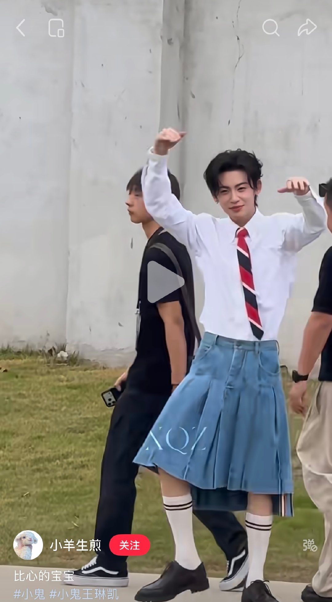 爱穿裙子的男孩子越来越多了 ​