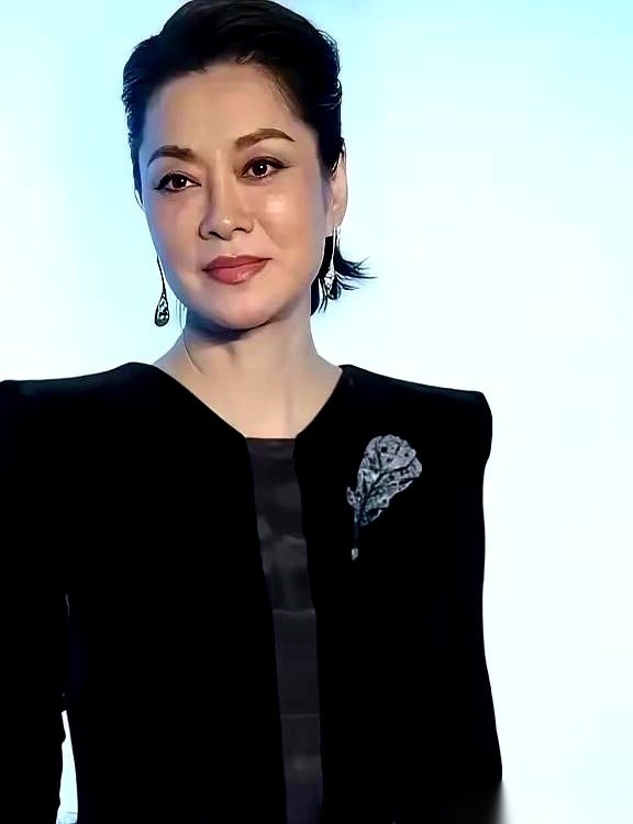 聊起内地乐坛的往事，总绕不开一段陈年“旧账”。当年，年轻的那英在老师谷建芬面前直跺脚，抱怨老师太偏心，眼睁睁看着一首好歌被塞给了一位师姐。
这个让那英念叨了很久的女人，叫毛阿敏。
那英觉得委屈，其实在旁人看来似乎也有点由头。当年的全国歌手大赛，毛阿敏并没有拔得头筹。那一届的冠军是苏红，亚军是韦唯，毛