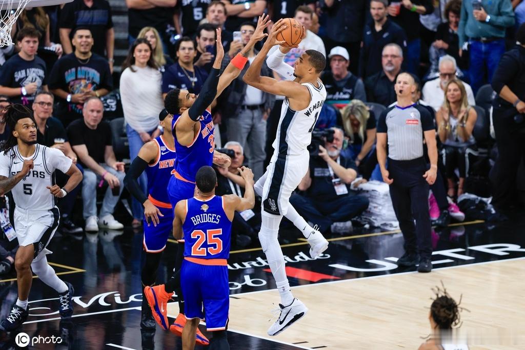  北京时间6月6日NBA总决赛G2，客场作战的尼克斯以105-104...
