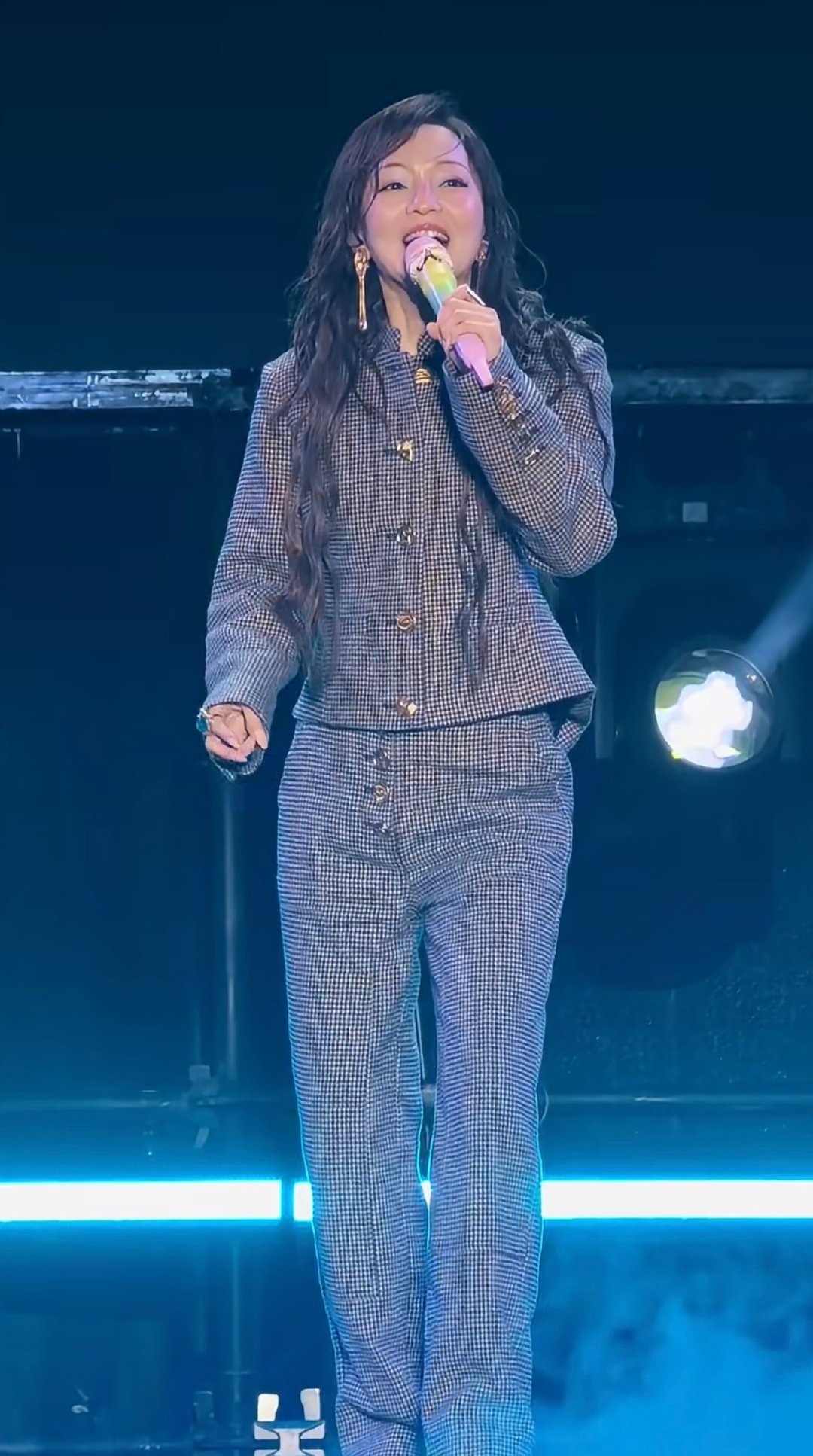 为什么看演唱会一定要去看个人专场！[捂嘴哭]

拼盘演唱会和专场演唱会的区别太大了，舞台、灯光、乐队共用一套不说，歌手的服装造型也是天差地别！

图一是今天小糊涂仙幸福时光群星演唱会（邢台清河站）张韶涵造型
图二是张韶涵镇江演唱会造型  ​