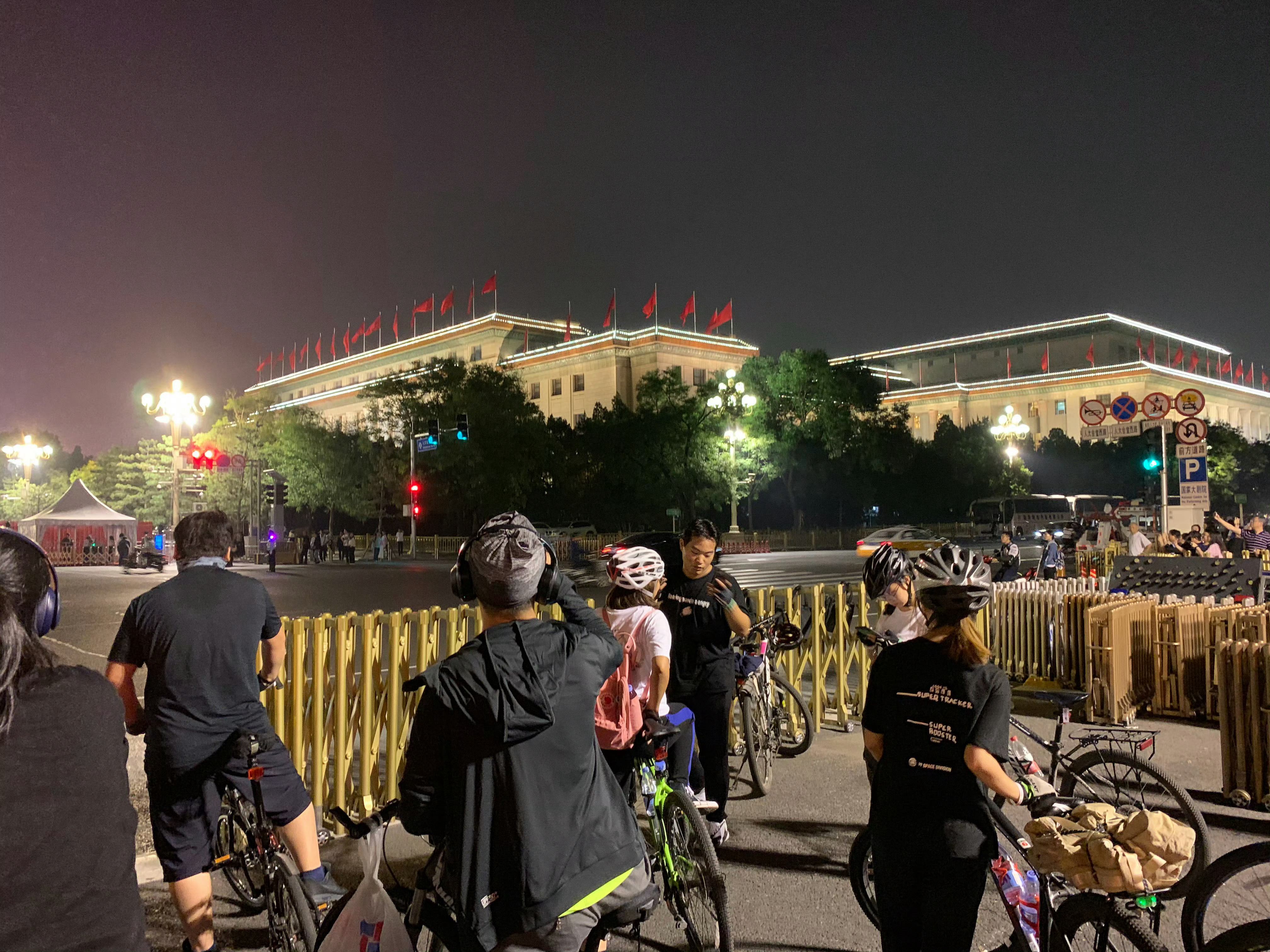 骑着美团单车（截至目前最好骑单车）🚴‍♀️绕着天安门转了一圈，国庆前的北京已经很有节日氛围，各种戒严和把守，期待10天后的国庆大典。  2019年9月20日 ​