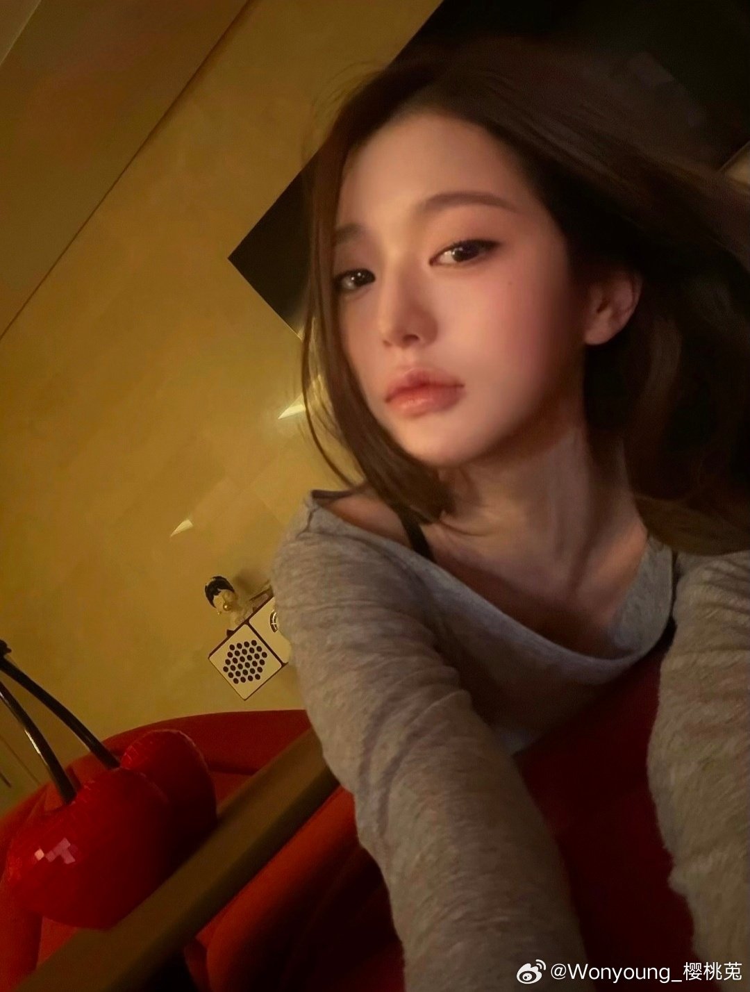 #张元英[超话]# 注意看眼前这个女孩正在萌萌的拍照发到社交平台这下粉丝可惨了 ​