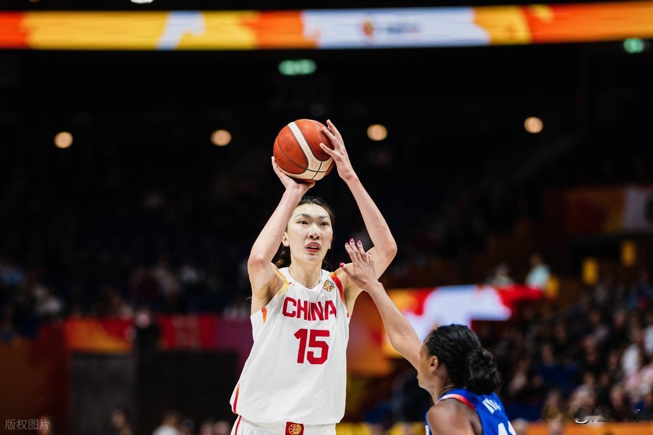 中国女篮61-90惨败法国！本届世界杯6大反思，问题和差距到底在哪

北京时间9月10日晚，女篮世界杯1/4决赛，中国女篮61-90不敌法国，止步八强。

一场29分的失利，暴露了队伍与世界强队的真实差距，六大问题值得深度反思。

1、后勤保障存在漏洞，核心战力折损 

主力中锋李月汝因公务护照邮寄