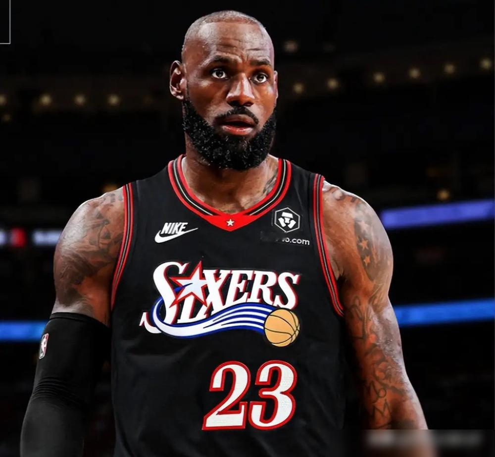 2米29的CBA旧将，加上高管的亲儿子，在76人拿到的却是一份随时滚蛋的临时合同。
9月2日，76人官宣签下法尔、小尼尔森和托马斯。看似补强，其实签的全是不受保障的Exhibit 10合同。
说白了就是试用期，不占工资帽，季前赛不行随时走人。
哪怕你是2米29的巨人，或者亲爹就是76人副总裁，