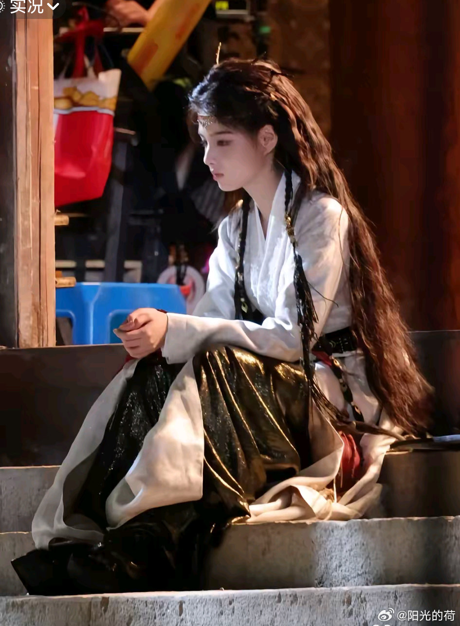 #艾米百妖谱龙角造型#
桃夭人设反差出圈，少女外表下藏着千年大妖
 
平时桃夭都是一副活泼少女的样子，把头上的犄角藏起来，在人间生活。可一旦现出本体，龙角就会冒出来，眼神也立马变了，不再是小姑娘的天真，满是活了千年的沧桑和冷淡。
 
这个造型把角色的反差直接演了出来：看着只有十四五岁的少 ​