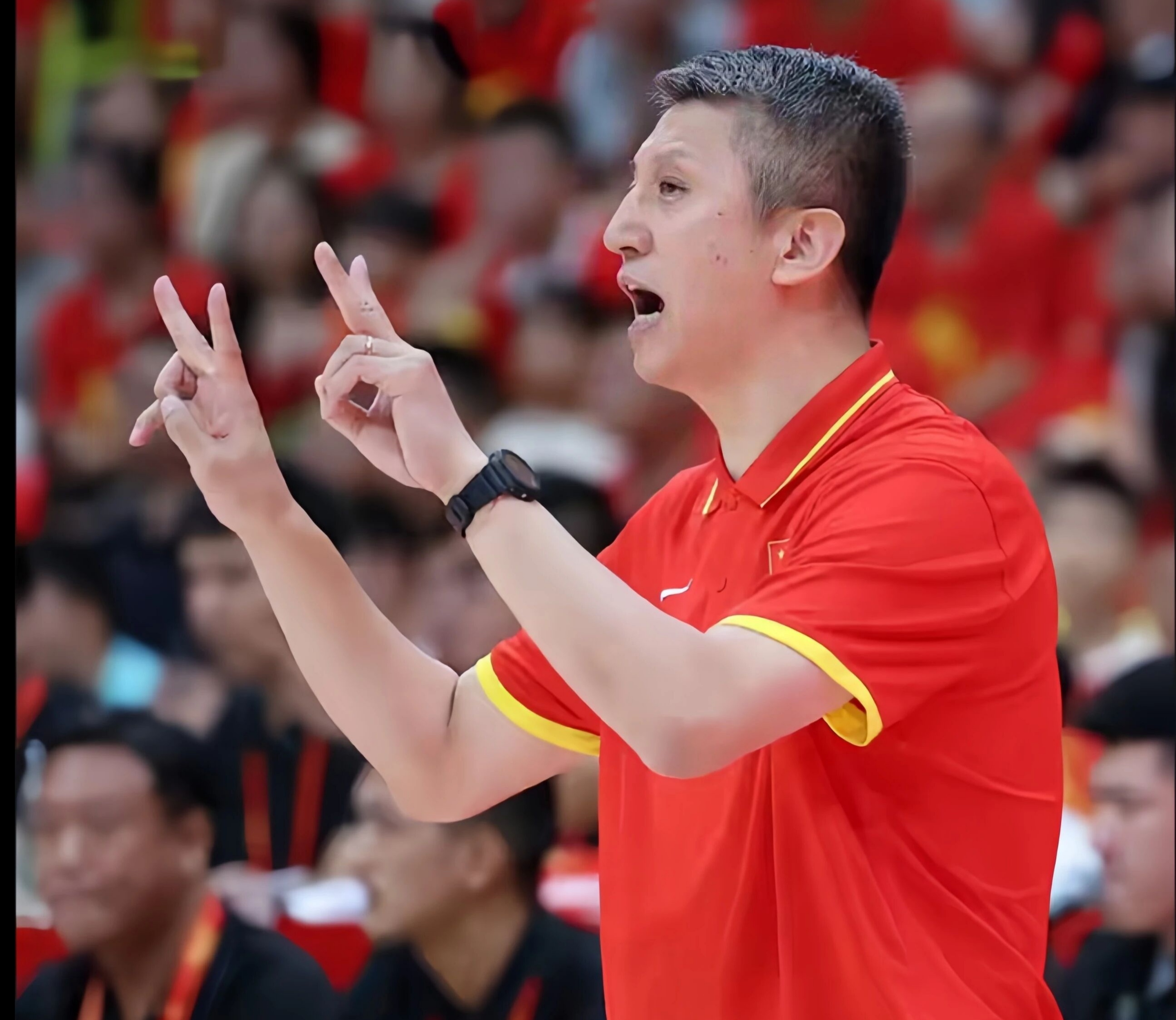 严阵以待！郭士强告诫男篮谨防巴林爆冷
 
小组赛下一轮，中国男篮将迎来西亚劲旅巴林的挑战。这支队伍坐拥四名归化球员，核心桑普森实力强劲，绝非可以轻视的对手。
 
赛前主帅郭士强明确表态，全队已经做好万全准备，保持高度戒备。他反复强调不能存在轻敌心态，必须正视巴林的冲击力，严防对手上演爆冷。
 
面对