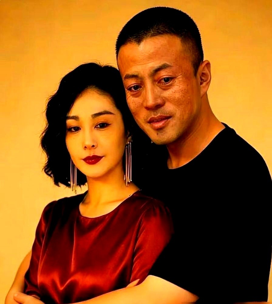 原剧本里陈书婷其实是扇高启强耳光的。高叶直接改成了用腰带勒脖子。

动作要狠，表情得轻盈，连外黑里红的衣服都是她盯着选的。导演看完直接撂话：在角色里放飞自我吧。

《狂飙》原著里的陈书婷更绝。泰叔拿家产当鱼饵催婚，她亲手烧了财产承诺书转头就嫁给白江波，谎称信被猫叼走了，脸上连个波纹都没有。从小在虎狼