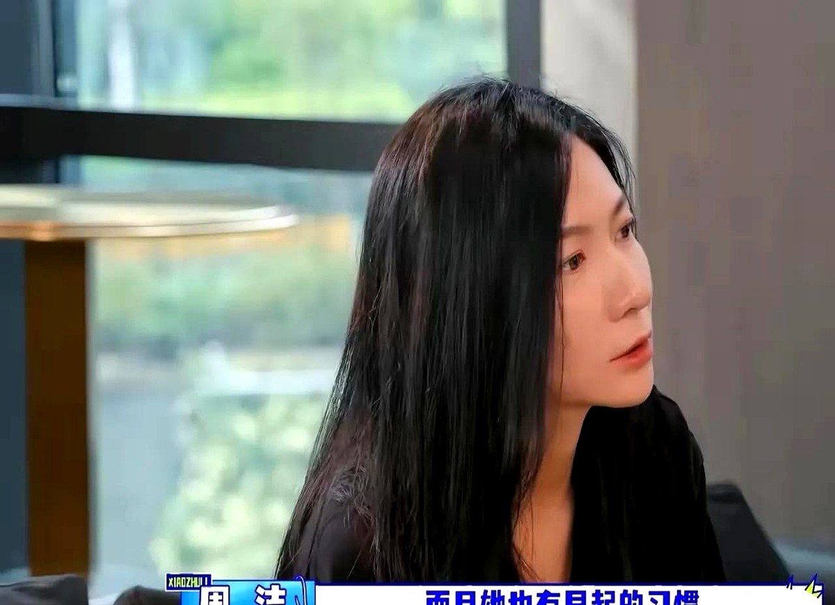 听经纪人说佟丽娅七八点就起床晨读化妆，胡军和李乃文愣在原地。

这俩老戏骨在节目里体验当艺人助理。前一天刚跟着瞿颖忙到大半夜，连轴转还没喘口气，第二天一早又得爬起来待命。

连上个厕所都得掐着表。

平时都是别人围着他们转，这回身份一换，算是彻底体会到什么叫随时待命。高强度的体力消耗加上极度碎片化的