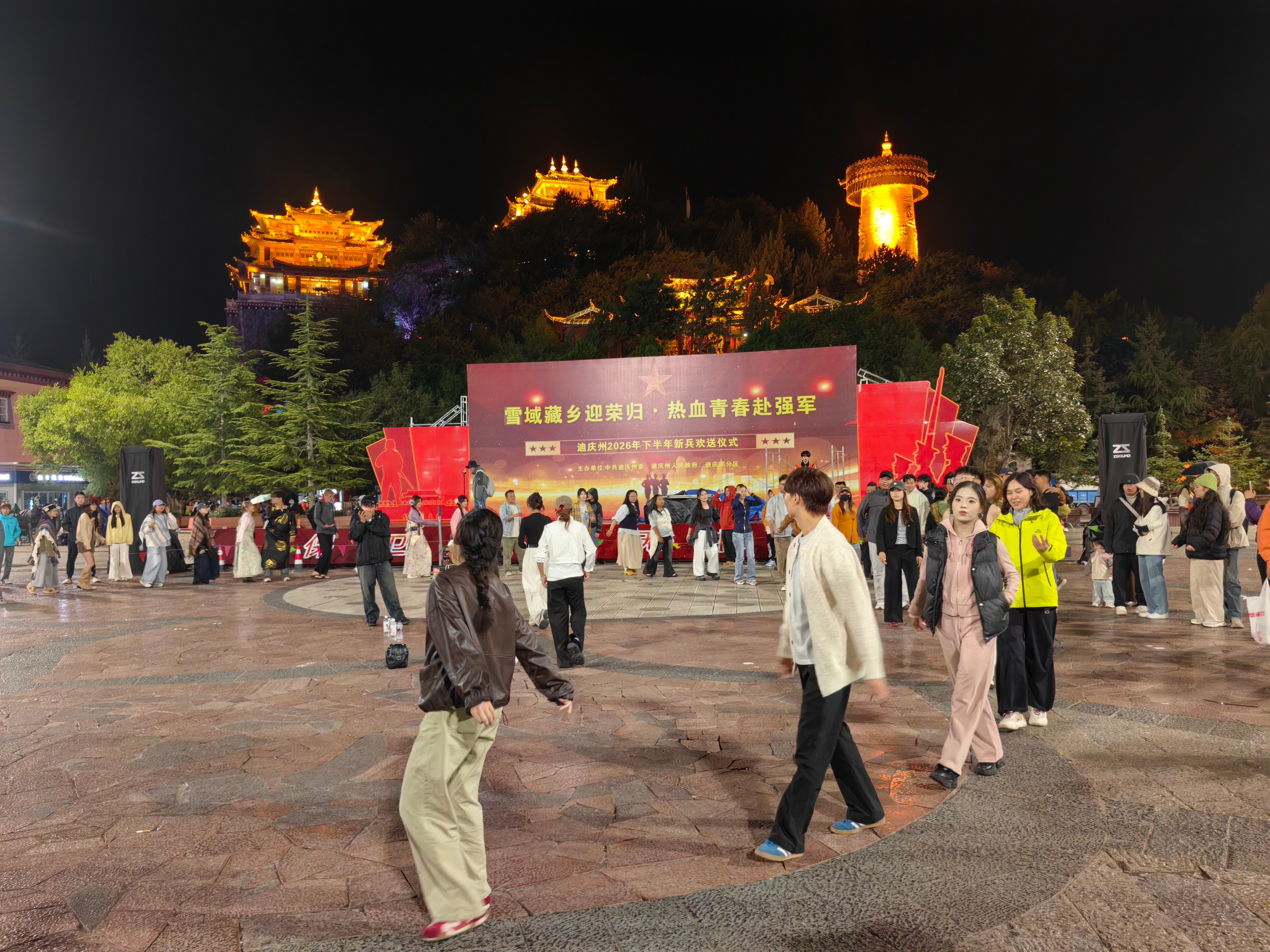 #西藏旅行#西藏之旅第1天。一天之内，开了700公里，10个小时（剔除休息与未发动车时间）。早上6点从昆明江东好世界出发，走昆明到大理的老高速，到大理火车站接人，丽江石鼓吃鱼，无人机拍长江第一湾，走214国道，远眺巴哈雪山，小中甸遇美景，晚上8点多方到香格里拉市区，宿香格里拉独克宗古城外。夜 ​