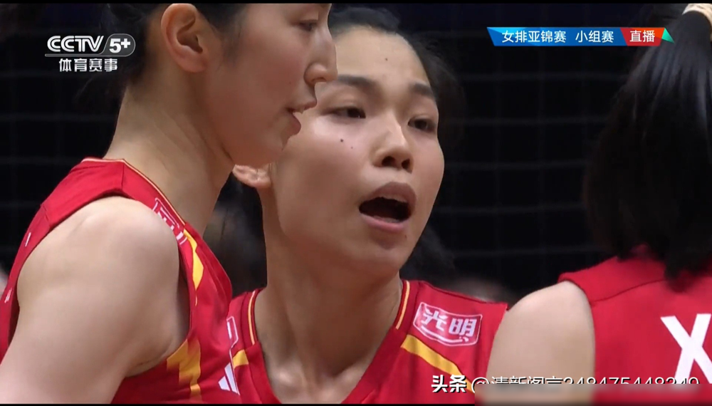 4个月没打比赛，上来4扣4中，成功率100%
中国女排亚锦赛首秀，3比0横扫伊拉克，三局只让对手拿了16分。赵勇把14个人全轮换了一遍，以赛代练，目标就一个：拿冠军，直通洛杉矶。
重点看三个人。吴梦洁伤愈复出，第二局替补登场，扣球全中。她赛后说了句挺硬的话：只要我站在场上，所有的问题都不是问题。
