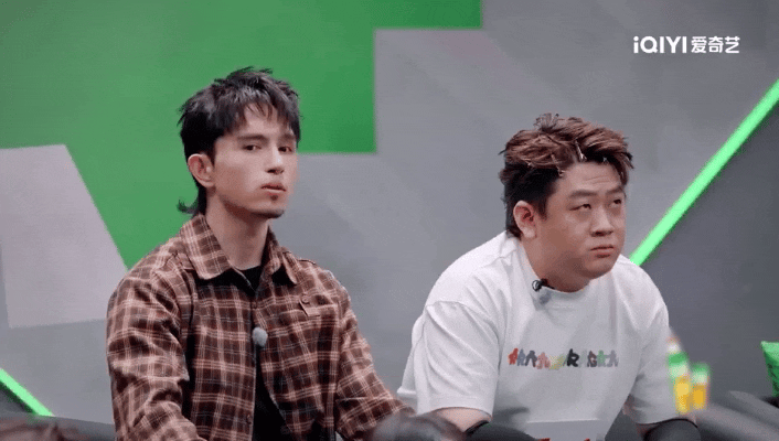 这首歌的好不在于炸，在于它让你停下来想了一会儿，然后发现眼眶已经湿了。 ​​​