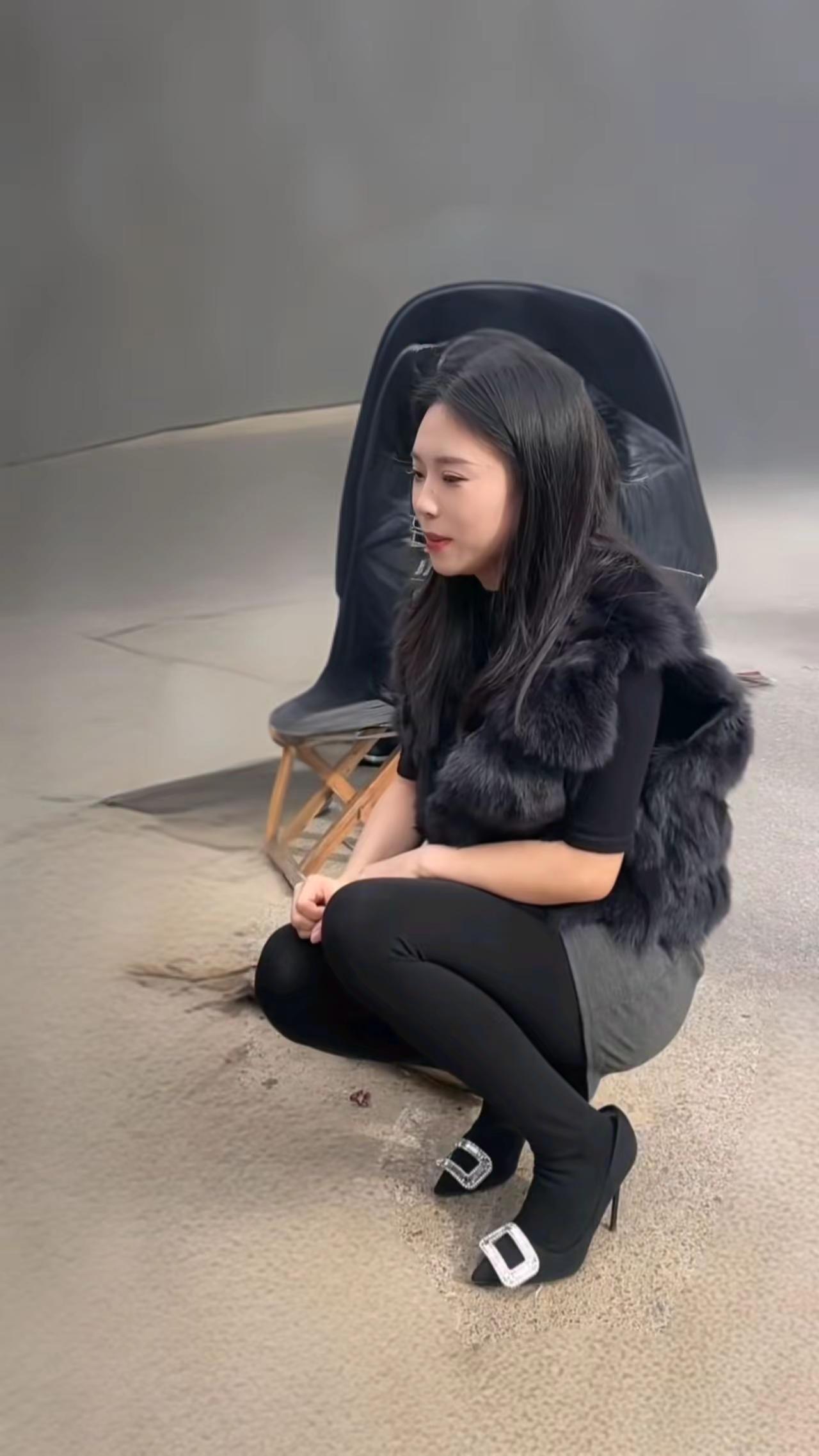 <p>街拍小姐姐穿搭 简单大方时尚气质 穿搭出自己的风格 <!--{i...